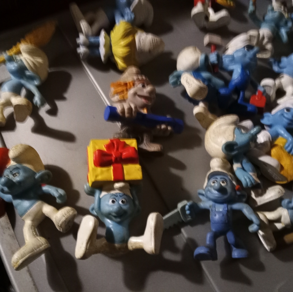 Lot if 17 Smurf figurines